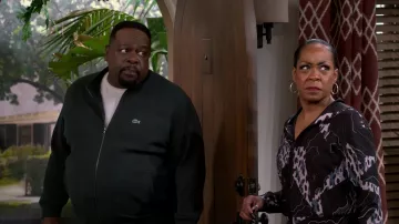 Chaqueta Lacoste Zip Bomber usada por Calvin (Cedric the Entertainer) como se ve en el programa de televisión The Neighborhood (S04E12)