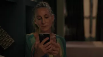 Dior Monogram Sac porté par Carrie Bradshaw (Sarah Jessica Parker) comme on le voit dans Et Juste Comme Ça… Armoire (S01E09)