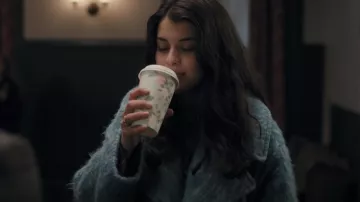 Abrigo de piel azul usado por Samantha Fink (Sofia Black-D'Elia) como se ve en el vestuario de la serie de televisión Single Drunk Female (Temporada 1)