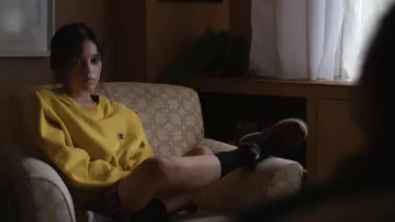 Jaune Crewneck sweat porté par Vada Cavell (Jenna Ortega) comme on le voit dans La garde-robe du film Fallout
