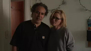 Carhartt henley noir porté par Carlos Cavell (John Ortiz) comme on le voit dans les tenues du film Fallout