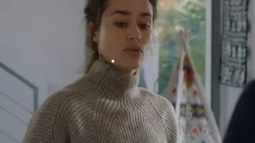 El suéter irlandés súper estructurado de Chloé Marzin (Alice David) en la serie Lies (S01E02)