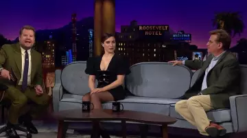 La robe noire Rebecca Vallance et les bijoux Anitako portés par Sophia Bush dans l'émission The Late Late Show with James Cor­den