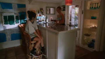 Les baskets Nike Air Force 1 Mid 07 &quot;Team Red&quot; portées par Vada Cavell (Jenna Ortega) comme on le voit dans les tenues du film Fallout