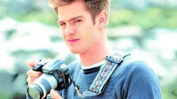 La sangle Kalt de l'appareil photo Pentax porté par Peter Parker (Andrew Garfield) dans le film The Amazing Spider-Man : Le Destin d'un héros