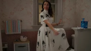 Prada Turtleneck Floral Print White Long Dress usado por Charlotte York (Kristin Davis) como se ve en And Just Like That... Armario (S01E09)