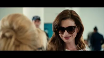 Ralph Lauren Lunettes de soleil portées par Josephine Chesterfield (Anne Hathaway) dans The Hustle film armoire