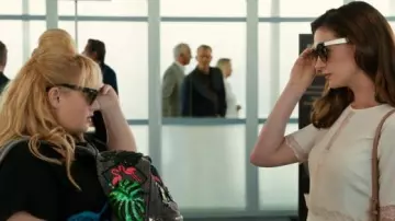 Ralph Lauren Lunettes de soleil portées par Josephine Chesterfield (Anne Hathaway) dans The Hustle film armoire