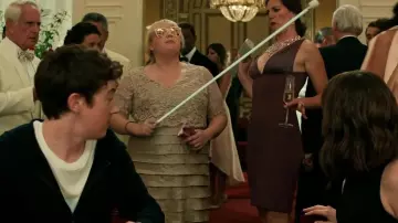 Les grandes lunettes de soleil rondes roses à miroir de Penny Rust (Rebel Wilson) dans The Hustle