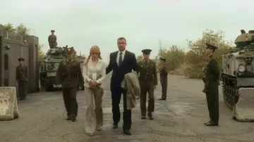 Pantalon évasé crème porté par Evelyn Salt (Angelina Jolie) dans les tenues du film Salt