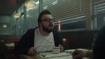 Taza de café a rayas blancas utilizada por KC Houseman (John Bradley) en la película Moonfall