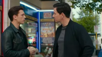 Bomber jacket in black worn by Victor Sullivan (Mark Wahlberg) in Uncharted wardrobe outfits