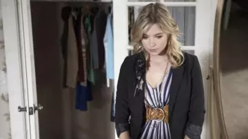 La robe blanche à rayures Remain portée par Hanna Marin (Ashley Benson) dans la série Pretty Little Liars (Saison 1 Episode 4)