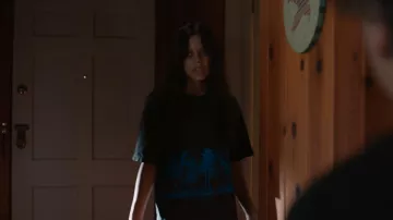 Palmiers Arbre T-Shirt porté par Vada Cavell (Jenna Ortega) dans Les retombées du film tenues