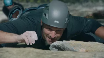 Petzl Boreo Climb Helmet en gris usado por Michael Prince (Corey Stoll) como se ve en el armario de Billions (S06E02)