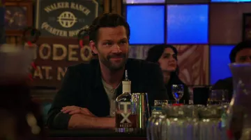 Camiseta Henley Grey usada por Cordell Walker (Jared Padalecki) como se ve en los atuendos de la serie de televisión Walker (Temporada 2 Episodio 9)