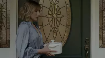 La blouse bleu gris portée par Anna (Kristen Bell) dans la série La femme qui habitait en face de la fille à la fenêtre (Saison 1 Episode 1)