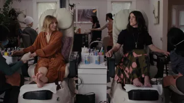 ALC Jenine Tie-Waist Midi Robe portée par Anna (Kristen Bell) comme on le voit dans La Femme dans la Maison de l'autre côté de la Rue de la Jeune Fille à la Fenêtre (S01E06)