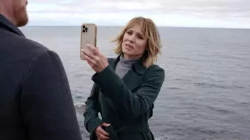 Theory Short Oaklane Trench Coat en Crêpe vert porté par Anna (Kristen Bell) dans La Femme dans la Maison de l&#39;autre côté de la Rue de la Jeune Fille à la Fenêtre (S01E04)