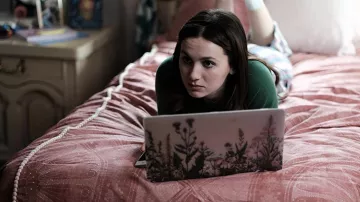 EkuaBot Fleurs MacBook Cas utilisé par Lexi Howard (Maude Apatow) comme on le voit dans l'Euphorie série TV (S02E04)
