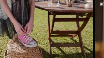 Converse Hi Top baskets roses portées par Anita (Adulta) (Camila Queiroz) comme on le voit dans Retour à 15 Tenues de la Série TV de la Saison 1 / De Volta aos 15