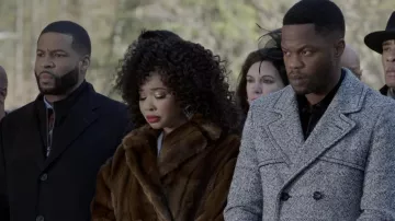 Abrigo de doble pecho granulado de Saint Laurent usado por Jeff Colby (Sam Adegoke) como se ve en los atuendos del programa de televisión Dynasty (Temporada 4 Episodio 5)