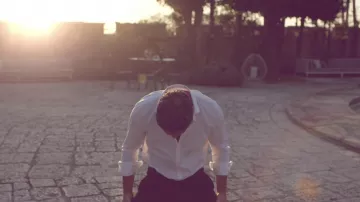 Camisa blanca usada por Massimo Torricelli (Michele Morrone) como se ve en los trajes de película de 265 días