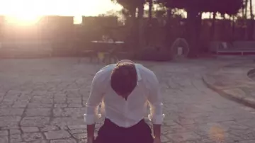 Camisa blanca usada por Massimo Torricelli (Michele Morrone) como se ve en los trajes de película de 265 días