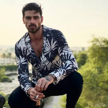 Camisa palm print usada por Michele Morrone como se ve en Instagram