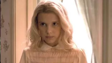 Blonde wig as Eleven's hair (Millie Bobby Brown) in Stranger Things (Season 1 Episode 4)