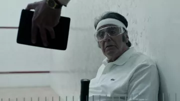 Polo blanco lacoste usado por Aldo Gucci (Al Pacino) como se ve en la película House of Gucci