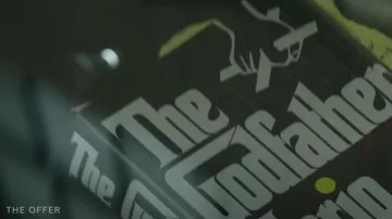 Le livre du Parrain de Mario Puzo comme on le voit dans L'Offre série télévisée garde-robe (Saison 1)