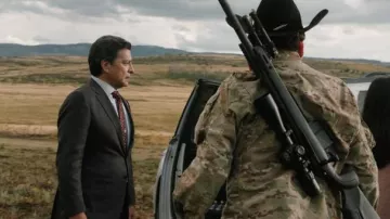 Chaqueta de camuflaje usada por Mo (Moses Brings Plenty) como se ve en los atuendos de Yellowstone (Temporada 3 Episodio 8)