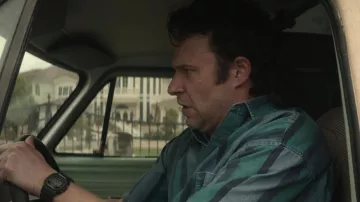 Reloj digital Casio G-Shock usado por Rand (Seth Rogen) como se ve en los atuendos de la serie de televisión Pam & Tommy (Temporada 1 Episodio 1)