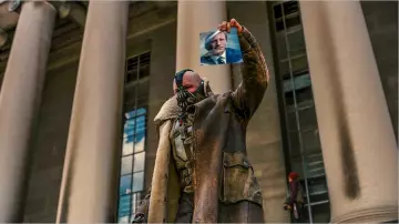 Le manteau en peau et fourrure porté par Bane (Tom Hardy) dans le film The Dark Knight Rises