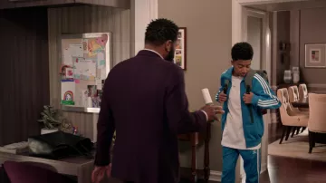 Adidas Originals Beckenbauer Survêtement en bleu porté par Jack Johnson (Miles Brown) comme on le voit dans la série télévisée black-ish garde-robe (Saison 8 Épisode 5)
