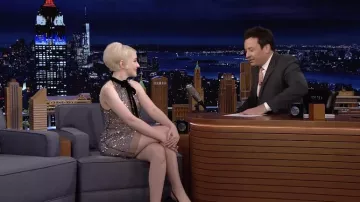Prada Paillettes Courte Robe sans Manches portée par Julia Garner comme on le voit dans Le Tonight Show Starring Jimmy Fallon le 2 février 2022
