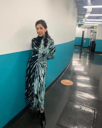 Proenza Schouler Tie and Dye Imprimé Robe portée par Stephanie Beatriz sur son Instagram account @stephaniebeatriz