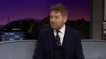 Corbata de lunares usada por Kenneth Branagh como se ve en The Late Late Show with James Corden el 3 de febrero de 2022