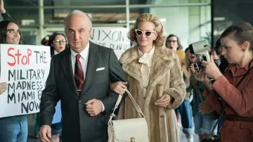 Gafas de sol blancas usadas por Martha Mitchell (Julia Roberts) como se ve en el vestuario de Gaslit (Temporada 1)