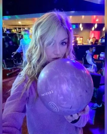 El polo rosa Wilfred que lleva Katherine McNamara en su cuenta de Instagram @kat.mcnamara