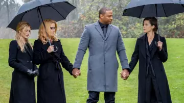 Le manteau noir Theory porté par Mia Smoak (Katherine McNamara) dans la série Arrow (Saison 8 Episode 10)