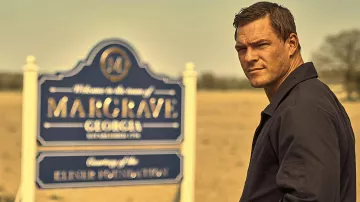 Chaqueta Harrington azul marino usada por Jack Reacher (Alan Ritchson) como se ve en el vestuario de la serie de televisión Reacher (Temporada 1 Episodio 1)