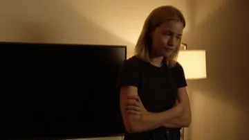 T-shirt noir à manches Courtes porté par Roscoe (Willa Fitzgerald) comme on le voit dans Reacher (S01E04)