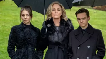 Le trench coat noir Theory porté par Thea Queen (Willa Holland) dans la série Arrow (S08E10)