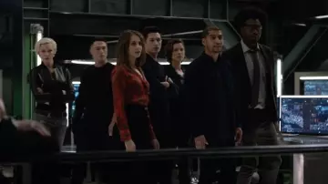 La veste en cuir Maje portée par Laurel Lance (Katie Cassidy) dans la série Arrow (Saison 8 Episode 10)