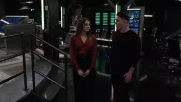 La blouse rouge Equipment portée par Thea Queen (Willa Holland) dans Arrow (Saison 8 Episode 10)