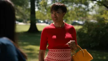 Bolso de entrenador en mostaza amarilla usado por Helen Decatur (Heather Headley) como se ve en el vestuario de la serie de televisión Sweet Magnolias (Temporada 2 Episodio 2)