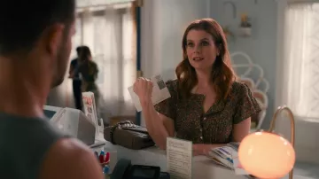 Doen Marfa Midi Floral Robe portée par Maddie Townsend (JoAnna Garcia) comme on le voit dans Sweet Magnolias (Saison 2 Épisode 3)