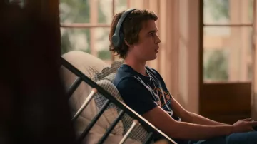 Old Navy Graphic Mountain T-Shirt porté par Kyle Townsend (Logan Allen) comme on le voit dans Sweet Magnolias (S02E03)